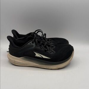 Altra Torin 8 women’s 6 Black and Cream Athletic Shoes s25